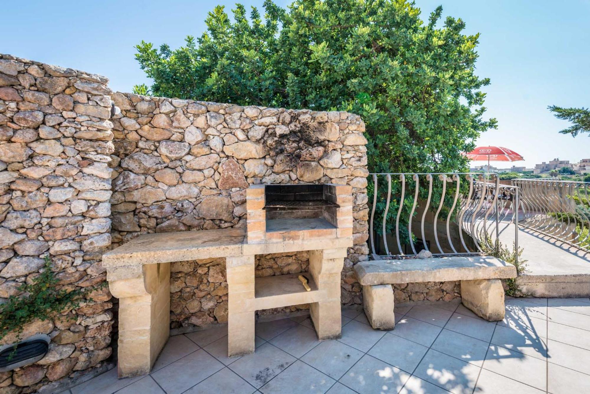 3 Bedroom With Private Pool And Views Nadur